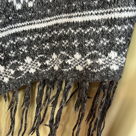 Alia‎ women’s grey and white cowl neck knit fringed poncho medium - Picture 5 of 9